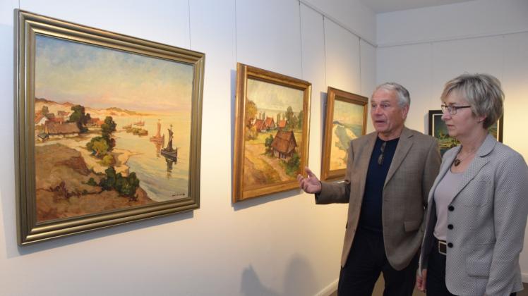 Dr. Bernd Schimpke bei einer Führung durch eine Gemäldeausstellung
