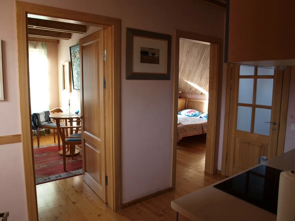 Apartment im Haus Aika – Blick in die getrennten Räume