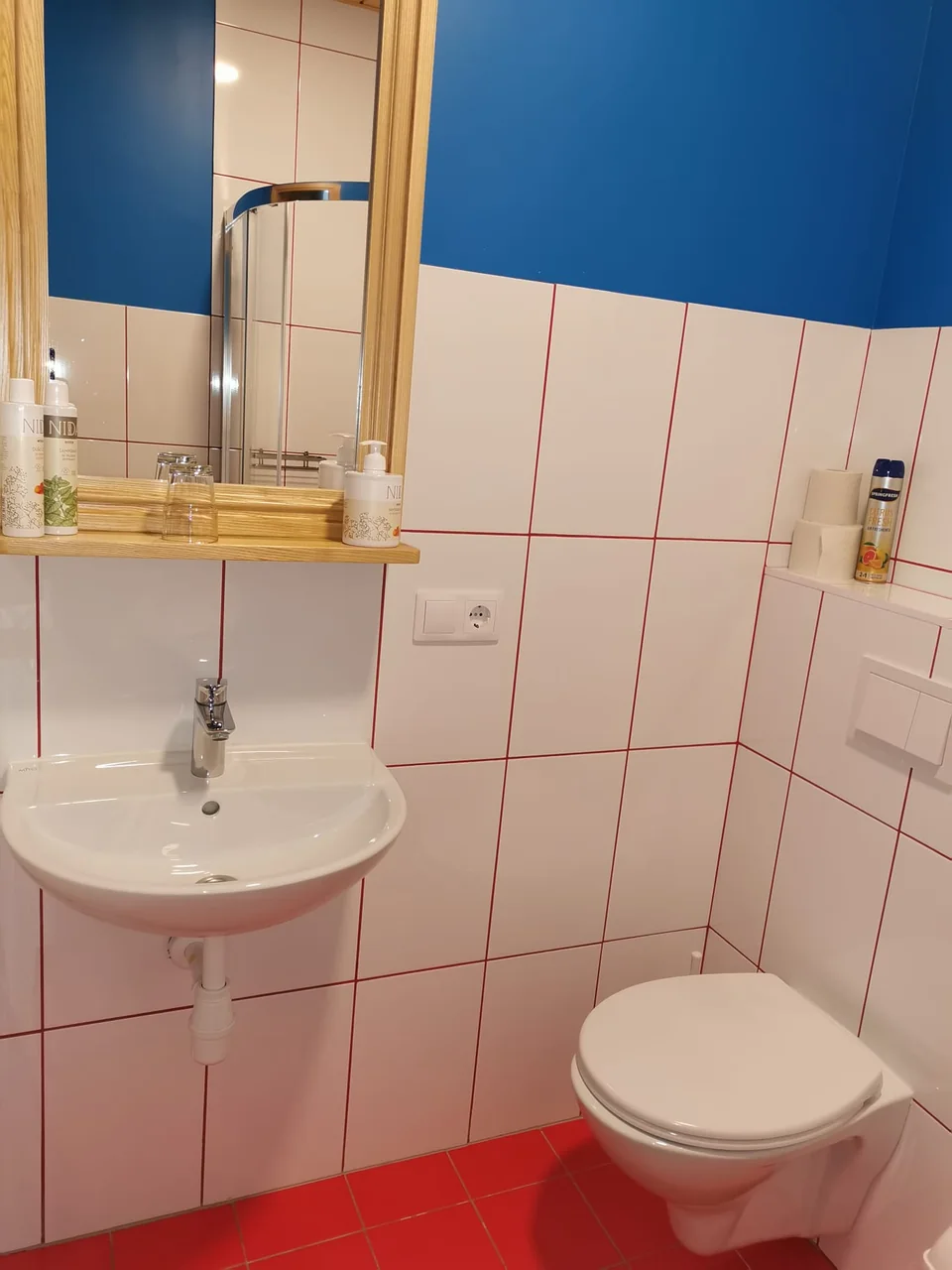 Doppelzimmer im Haus Aika – Waschbecken und Spiegel