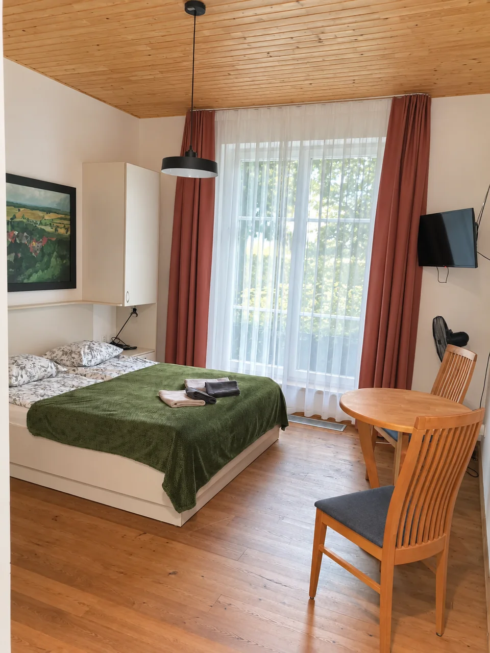 Doppelzimmer im Haus Aika – Fenster und Sitzecke