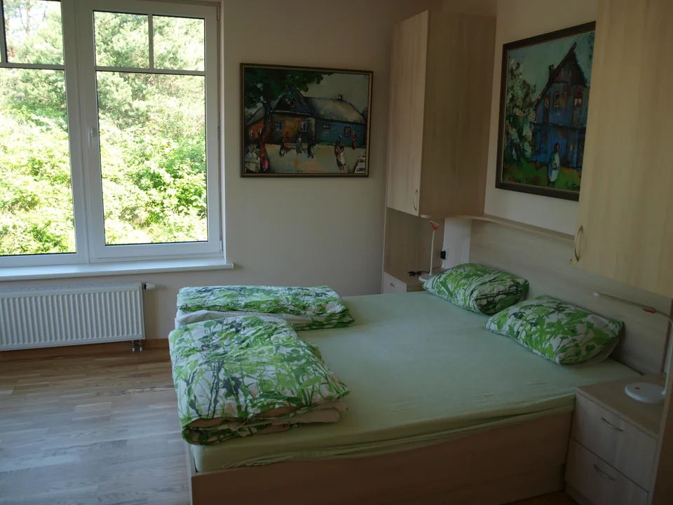 Apartment mit Terrasse – Schlafzimmer mit Blick ins Grüne